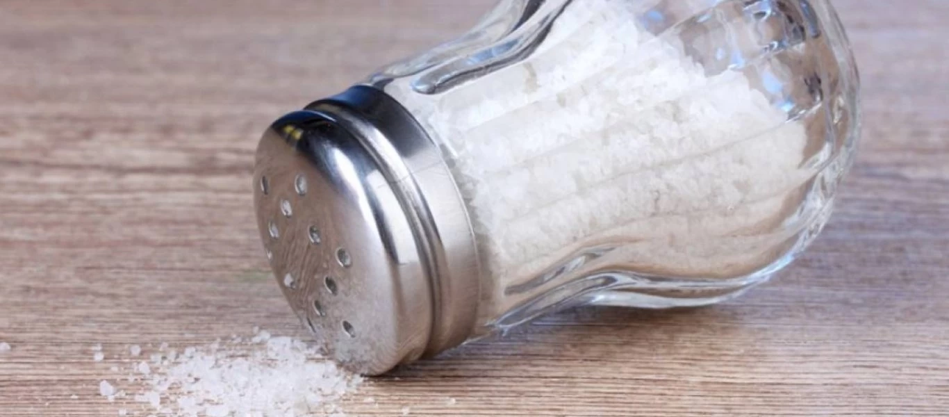 Αλάτι: Οι 7 άγνωστες χρήσεις του που θα σας... «λύσουν» τα χέρια